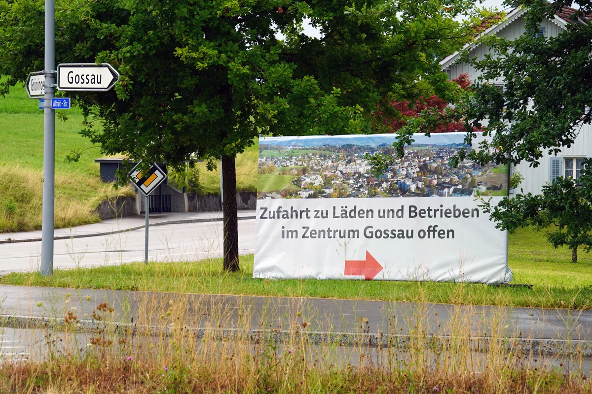 Ein Plakat am Strassenrand.